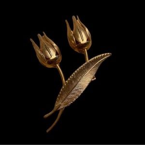 Vintage Tulips Brooch Gold Tone Finely Detailed Beautiful!